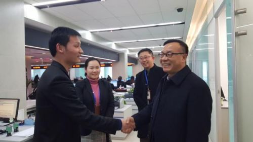 局领导看望登记注册窗口同志_副本.jpg